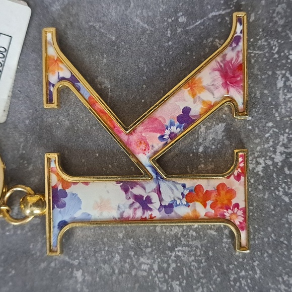 Beautiful Double-sided Floral Initial "K" Keychain - Picture 2 of 5